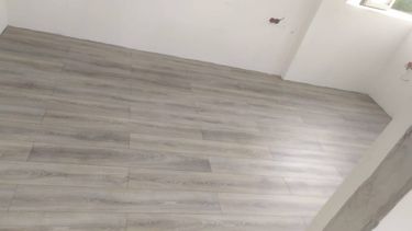 Завершена установка напольного покрытия: панели уложены ровно, без зазоров, обеспечена прочная фиксация, поверхность гладкая, готова к использованию, гармонично вписывается в интерьер.