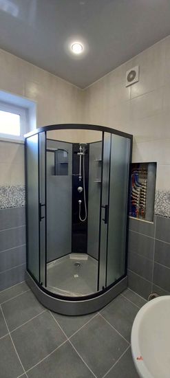 Удалена старая сантехника, освобождена площадь для установки новой душевой кабины. Проведены работы по демонтажу и подготовке коммуникаций, очищено пространство.