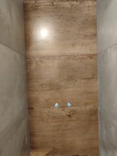 Устройство двухкомпонентной затирки в межплиточных швах