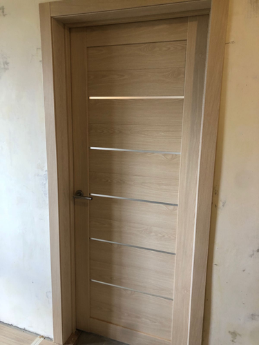 Установлены дополнительные элементы на дверной проем, обеспечивая завершенный вид и улучшая эстетику. Работа выполнена аккуратно, все детали подогнаны точно, поверхность гладкая.