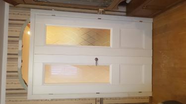 Установлены двустворчатые двери с остеклением. Проведены работы по монтажу коробки, навешиванию полотен, регулировке петель и ручек. Завершена отделка проема и проверка функциональности.