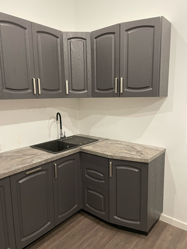 Установлены шкафы, закреплены фасады, смонтирована столешница, подключена мойка, установлены ручки, выровнены поверхности, выполнена подгонка углов, завершена сборка гарнитура.