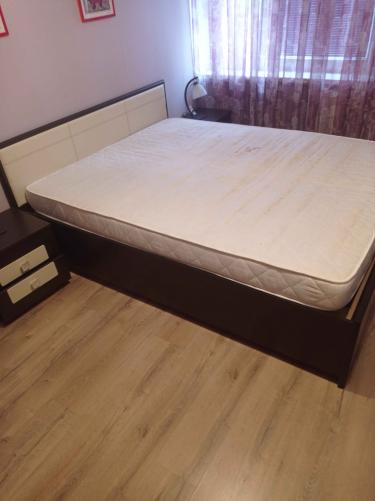 На кровати установлены новые деревянные планки, обеспечивающие прочную поддержку матраса. Все элементы закреплены надежно, конструкция стала устойчивой и готова к использованию.