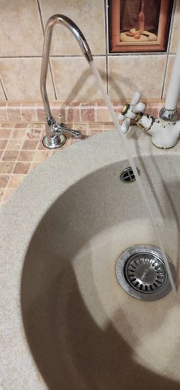 Установка проточного фильтра под мойку