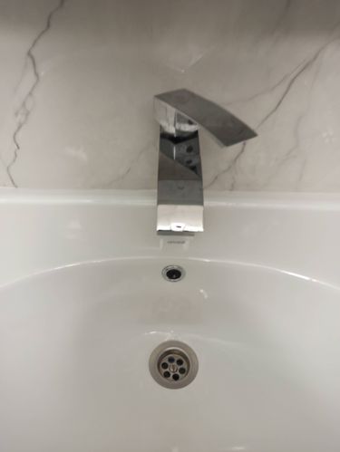 Смеситель отремонтирован: заменена внутренняя деталь, устранены протечки, восстановлена герметичность. Обновленный механизм обеспечивает плавное управление потоком воды, улучшая функциональность устройства.