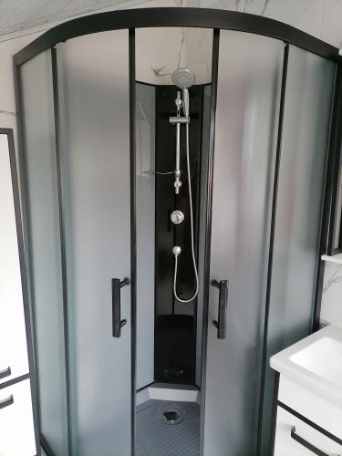 Установлена современная душевая конструкция с гидромассажем: подключены водопроводные трубы, смонтированы панели, герметично закреплены двери, проверена работа системы.