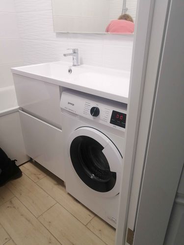 Устройство подключено к водопроводу и канализации, установлено под раковину, проверена работа, выровнено по уровню, подключено к электросети, протестировано на отсутствие протечек.