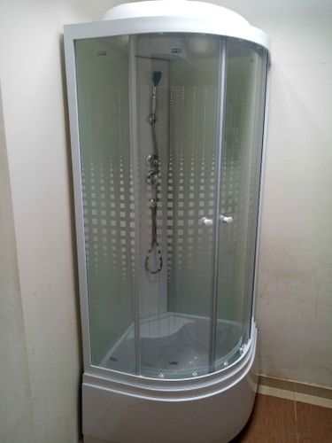 Удаление старой конструкции, отсоединение коммуникаций, аккуратный демонтаж, освобождение пространства, подготовка помещения для установки новой сантехники.