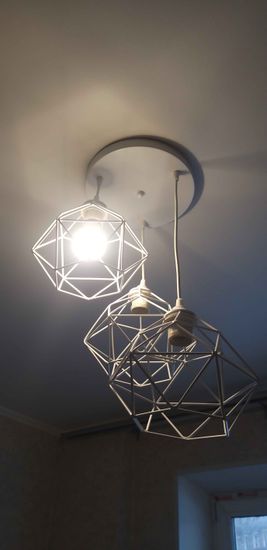 Установлено осветительное устройство на потолок. Подключены провода, закреплена конструкция, проверена работоспособность. Светильник надежно зафиксирован, обеспечивает равномерное освещение.