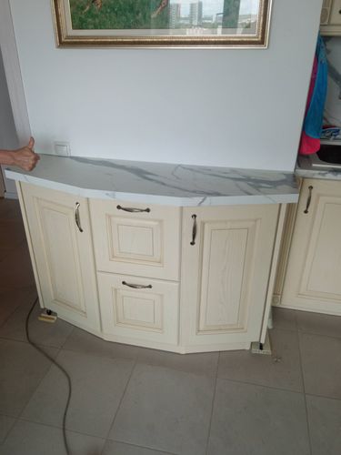 Установлены шкафы, прикреплены фасады, закреплена столешница, вмонтированы ручки. Все элементы выровнены, обеспечена надежная фиксация. Завершена окончательная проверка качества.