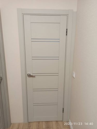 Установлена однопольная дверь: закреплена коробка, навешено полотно, врезаны петли, поставлена ручка, отрегулированы зазоры, проверена плавность закрывания.