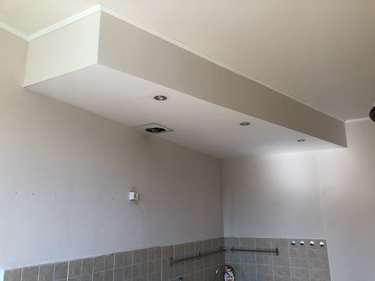 Стены покрыты стеклохолстом, создающим гладкую и ровную поверхность. Все углы и стыки аккуратно обработаны, обеспечивая целостный и эстетичный вид помещения.