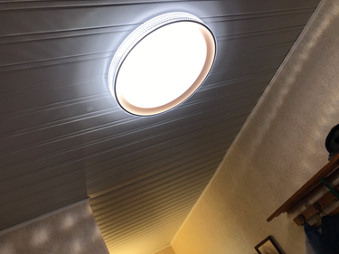 Установлен светильник на потолке, подключен к электросети, закреплен надежно, обеспечивая равномерное освещение помещения. Работа завершена, устройство функционирует корректно.
