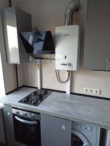 Установлено оборудование для удаления воздуха на кухне. Проведены работы по подключению к вентиляции, закреплению конструкции и проверке функционирования. Завершено оформление пространства.