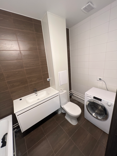 Установлены металлические трубы для водоснабжения, подключены сантехнические приборы, обеспечена герметичность соединений, проведены испытания на утечки, завершена проверка системы.