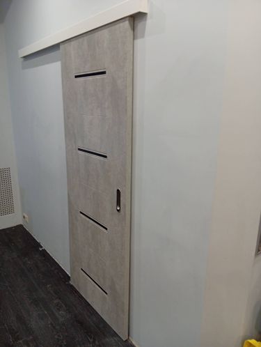 Установка межкомнатной одностворчатой раздвижной навесной двери без отделки проема