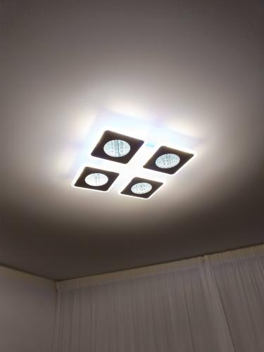 Установлен новый плафон на потолочный светильник, обеспечивающий равномерное освещение. Обновленный элемент гармонично вписался в интерьер, добавив современный акцент в дизайн комнаты.