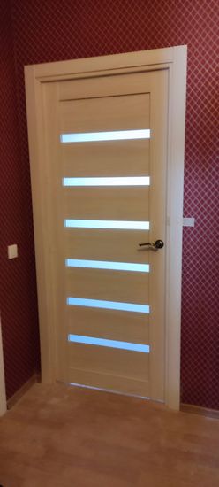 Установлена новая створка, закреплены петли, врезан замок, смонтирована ручка. Коробка выровнена, зазоры устранены, наличники прикреплены. Полотно отрегулировано, проверена плавность хода.