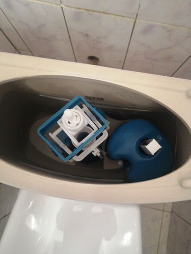 Установлено новое сантехническое оборудование, подключены все коммуникации, проверена герметичность соединений, отрегулирована арматура бачка, проведена очистка рабочей зоны.