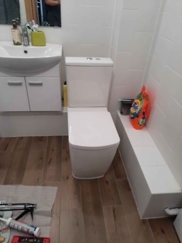 Установлен новый напольный унитаз, подключены коммуникации, проверена герметичность, выполнена отделка прилегающей зоны, произведена уборка. Все работы завершены качественно и аккуратно.