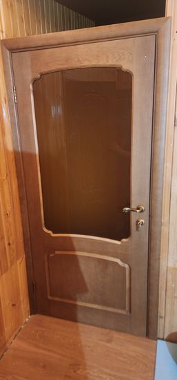 Выполнена установка замка в дверь. Проведено сверление отверстий, монтаж механизма, закрепление ручки, проверка функционирования. Все работы завершены аккуратно и качественно.