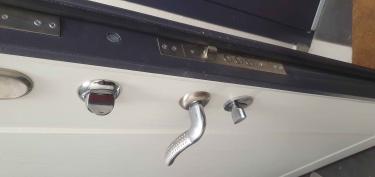 Выполнена установка нового запорного механизма на калитку. Проведены работы по сверлению отверстий, закреплению корпуса и проверке функциональности. Обеспечена надежная фиксация.