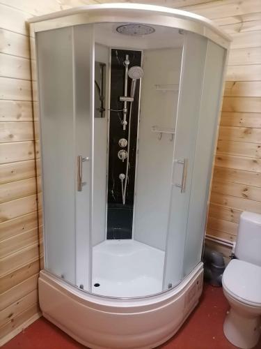 Установлена современная душевая конструкция с низким основанием. Смонтированы стеклянные панели, закреплены дверцы, подключены водопроводные коммуникации и отрегулированы элементы управления.