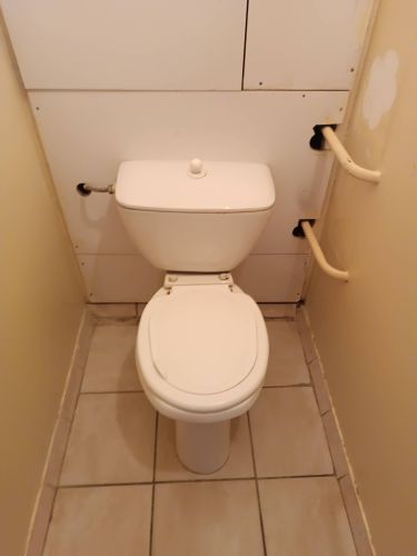 Установлен новый напольный унитаз, подключены коммуникации, проверена герметичность соединений, закреплено сиденье, отрегулирована подача воды, проведена уборка рабочего места.