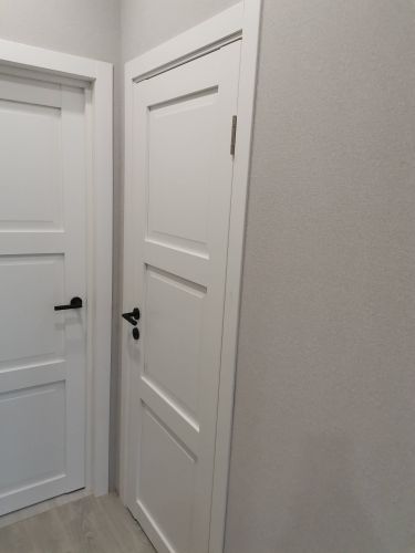 Установлен замок в деревянную дверь: выполнено сверление, подготовка отверстий, монтаж механизма, закрепление ручек, проверка работы. Дверь закрывается плавно, без заеданий.