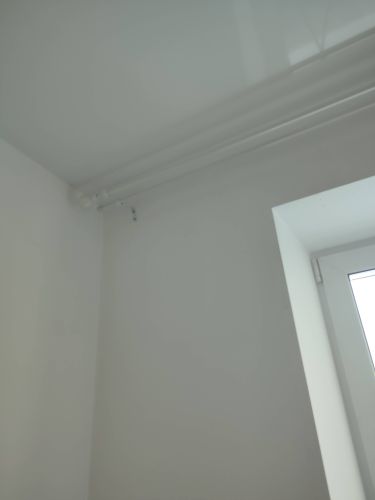 Установлены пластиковые трубы вдоль потолка, закреплены креплениями. Проведена покраска стен и потолка в светлый оттенок, выполнена отделка углов и откосов.