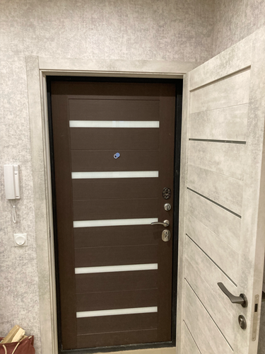 Установлен замок в деревянную дверь. Выполнены вырезы для механизма, закреплены ручки, проверена работа. Дверь закрывается плавно, замок функционирует исправно, обеспечивая надежность.