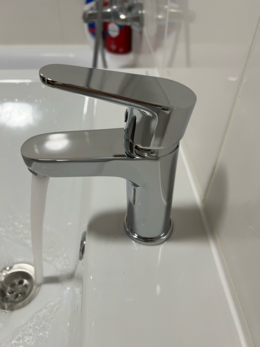 Установлен новый хромированный кран на раковину, подключены водопроводные трубы, проверена герметичность соединений, отрегулирован напор воды, устранены возможные протечки.