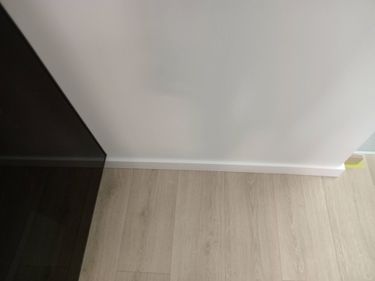 Устройство декоративного порожка Монтаж полиуретанового/дюрополимерного/полистиролового плинтуса