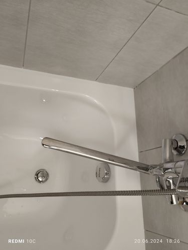 Выполнена установка нового крана в ванной комнате. Старый прибор демонтирован, произведено подключение водопроводных труб, проверена герметичность соединений, обеспечена функциональность.