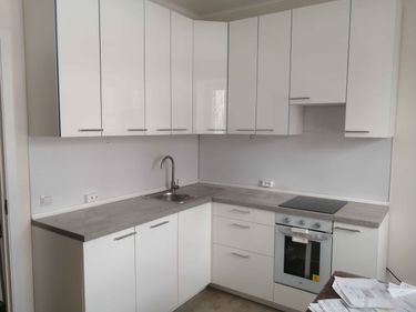 Установлены шкафы, закреплены фасады, смонтирована столешница, подключена мойка, встроена варочная панель, размещены ящики, установлены ручки, проведены коммуникации, завершена отделка.