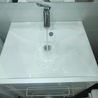 Установлен новый кран на раковину, подключены водопроводные трубы, проверена герметичность соединений, обеспечен стабильный поток воды.