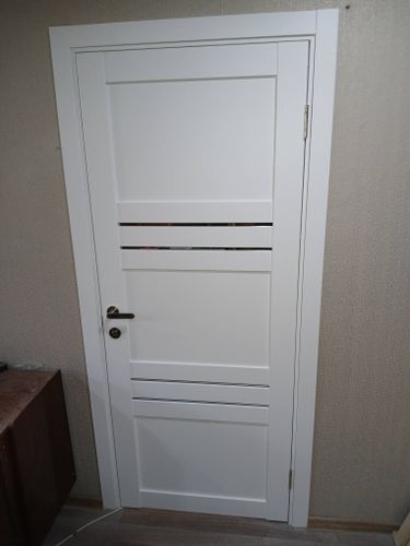 Установлена новая створка, закреплены петли, врезана ручка, отрегулированы замки, смонтирован наличник, проведена проверка плавности хода, устранены зазоры, завершена отделка.