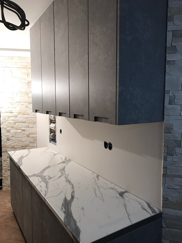 Собрана кухня: установлены шкафы, закреплена столешница из искусственного камня, выровнены фасады, выполнен монтаж фурнитуры, подготовлены отверстия для коммуникаций.