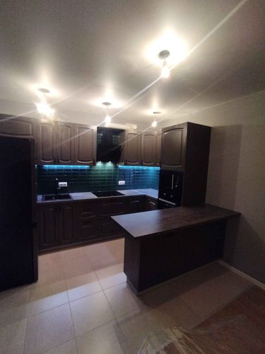 Установлены шкафы, смонтирована столешница, подключена техника, закреплены фасады, установлена фурнитура, выполнен монтаж освещения, произведена финальная проверка и уборка.