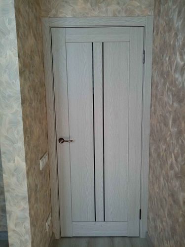 Установлены дополнительные элементы вокруг двери, обеспечивающие завершённый вид и улучшенную изоляцию. Работа выполнена аккуратно, с точным подгоном деталей к стенам и полотну.