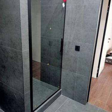 Установлена стеклянная перегородка в ванной комнате. Закреплены петли, ручка и уплотнители. Проверена герметичность и плавность открывания. Завершена отделка стыков и швов.