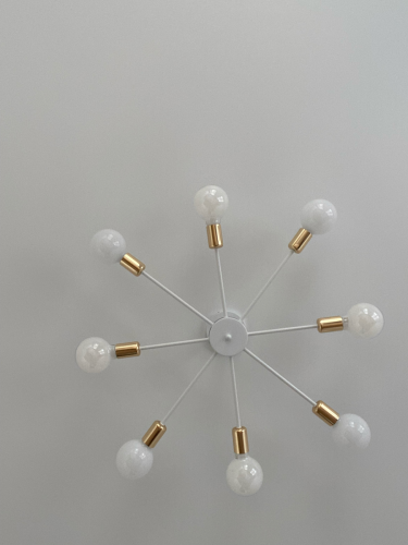 Установлено новое осветительное устройство с современным дизайном. Проведена замена старой конструкции, подключение к электросети, проверка работоспособности, закрепление на потолке.