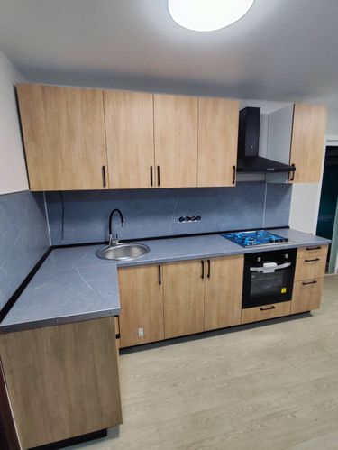 Установлены шкафы, смонтирована столешница, врезана мойка, подключена варочная панель и духовой шкаф. Закреплены ручки, выполнена подводка коммуникаций. Завершено оформление фасадов.