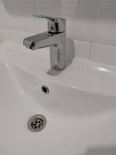 Установлен новый кран, обеспечивающий надежное функционирование водопровода. Старый элемент демонтирован, произведена герметизация соединений, проверена работоспособность системы.