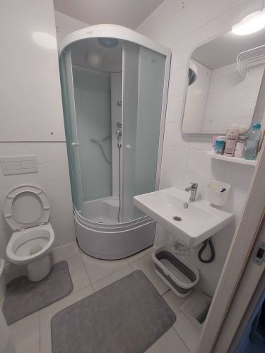 Выполнена установка новой раковины, подключены трубы, проверена герметичность соединений, обеспечена надежная фиксация, произведена проверка на отсутствие протечек, восстановлен порядок.