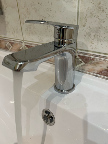 Установлен новый хромированный кран, подключены водопроводные шланги, проверена герметичность соединений, устранены протечки, обеспечен стабильный поток воды.