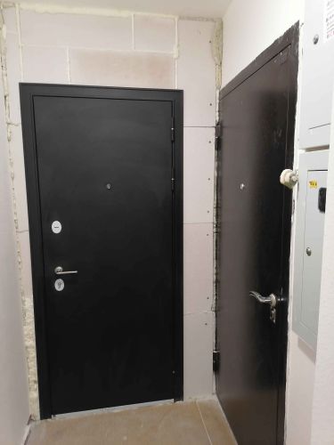 Установлены МДФ панели на металлическую дверь, обеспечивая улучшенную звукоизоляцию и эстетичный вид. Завершены отделочные работы, включая точную подгонку и крепление материалов.