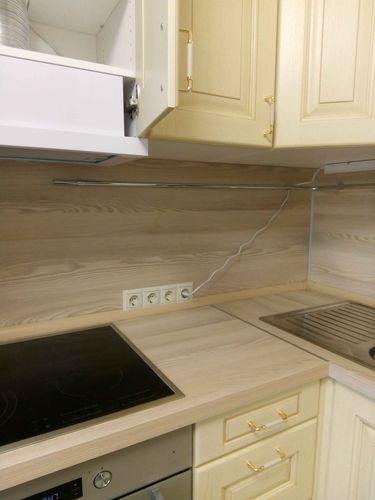 Установлены шкафы, закреплены фасады, смонтирована столешница, подключена варочная панель, вмонтирована мойка, проведены электрические работы, установлены розетки и фурнитура.