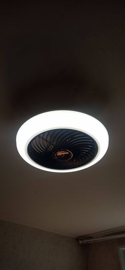 Установлено новое осветительное устройство на потолке, подключены провода, проверена работоспособность, обеспечена надежная фиксация, обеспечено равномерное освещение помещения.