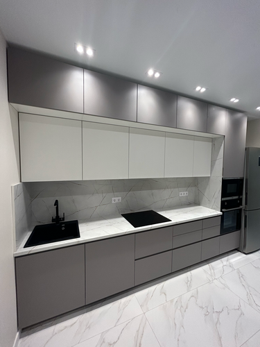 Установлены шкафы, смонтирована столешница, врезана раковина, подключена варочная панель, закреплены фасады, выполнена подгонка элементов, подключены коммуникации, завершена отделка.